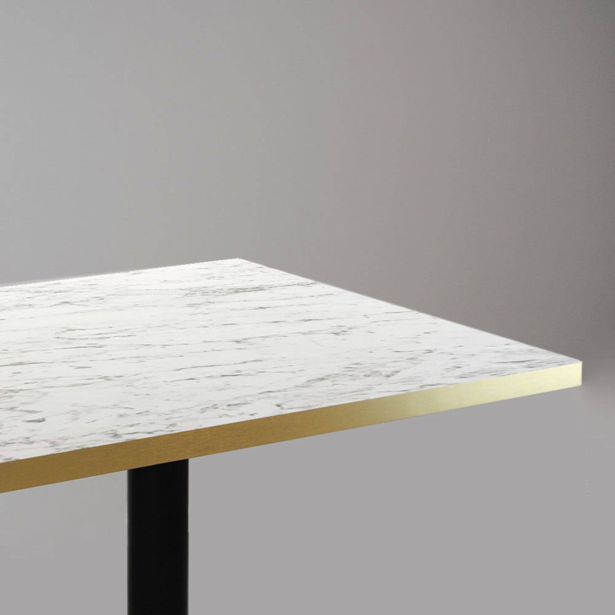 Table 70x70cm - modèle Milan marbre calacatta chants laiton