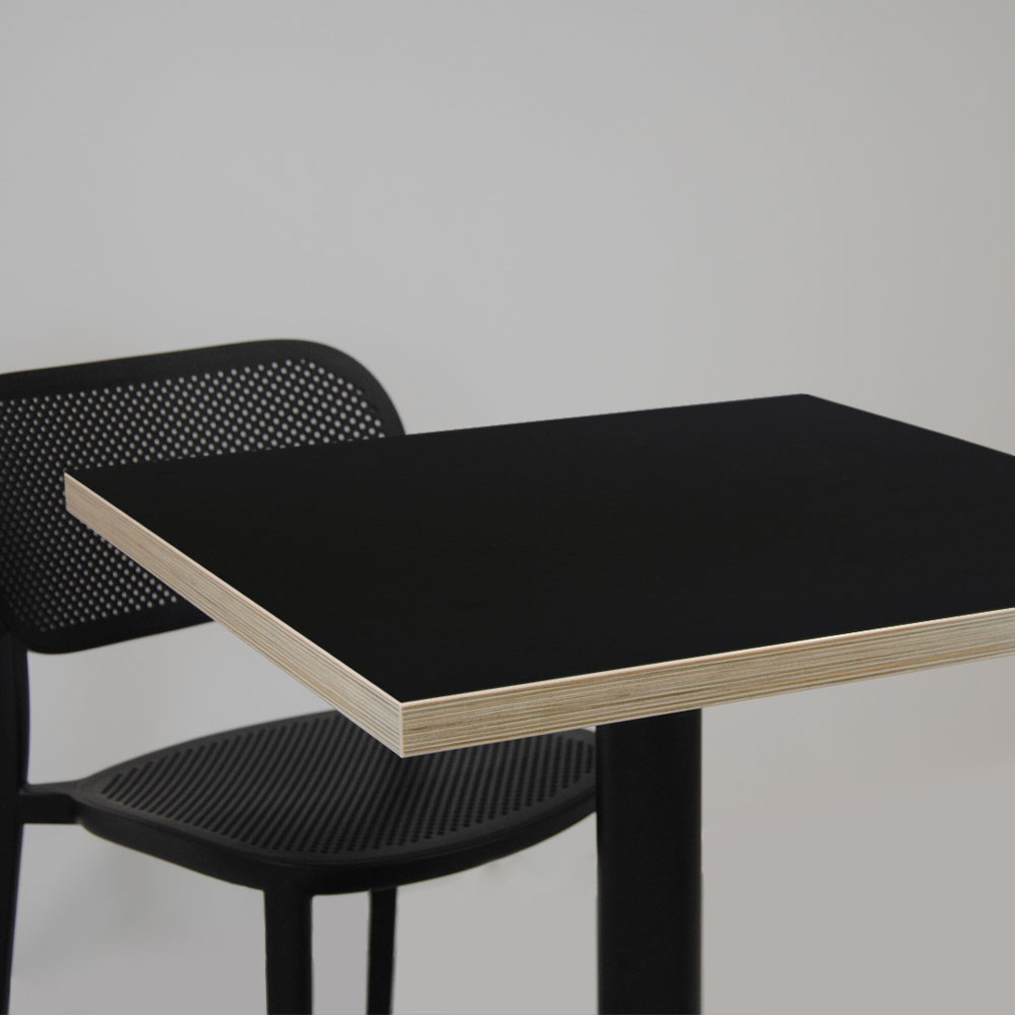 Table Ø120cm - modèle Rome noir avec chants bois
