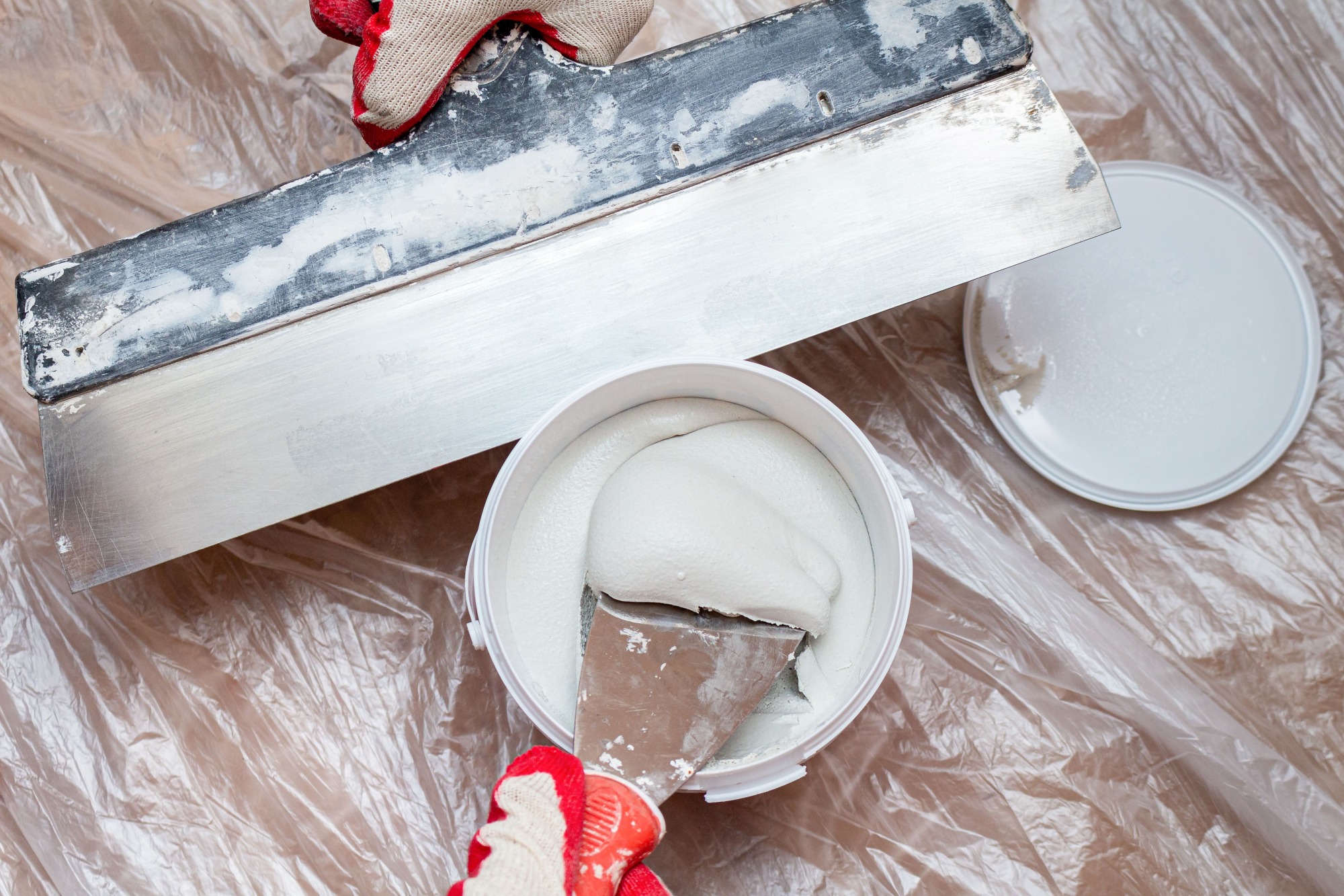 Application d'enduit de rebouchage