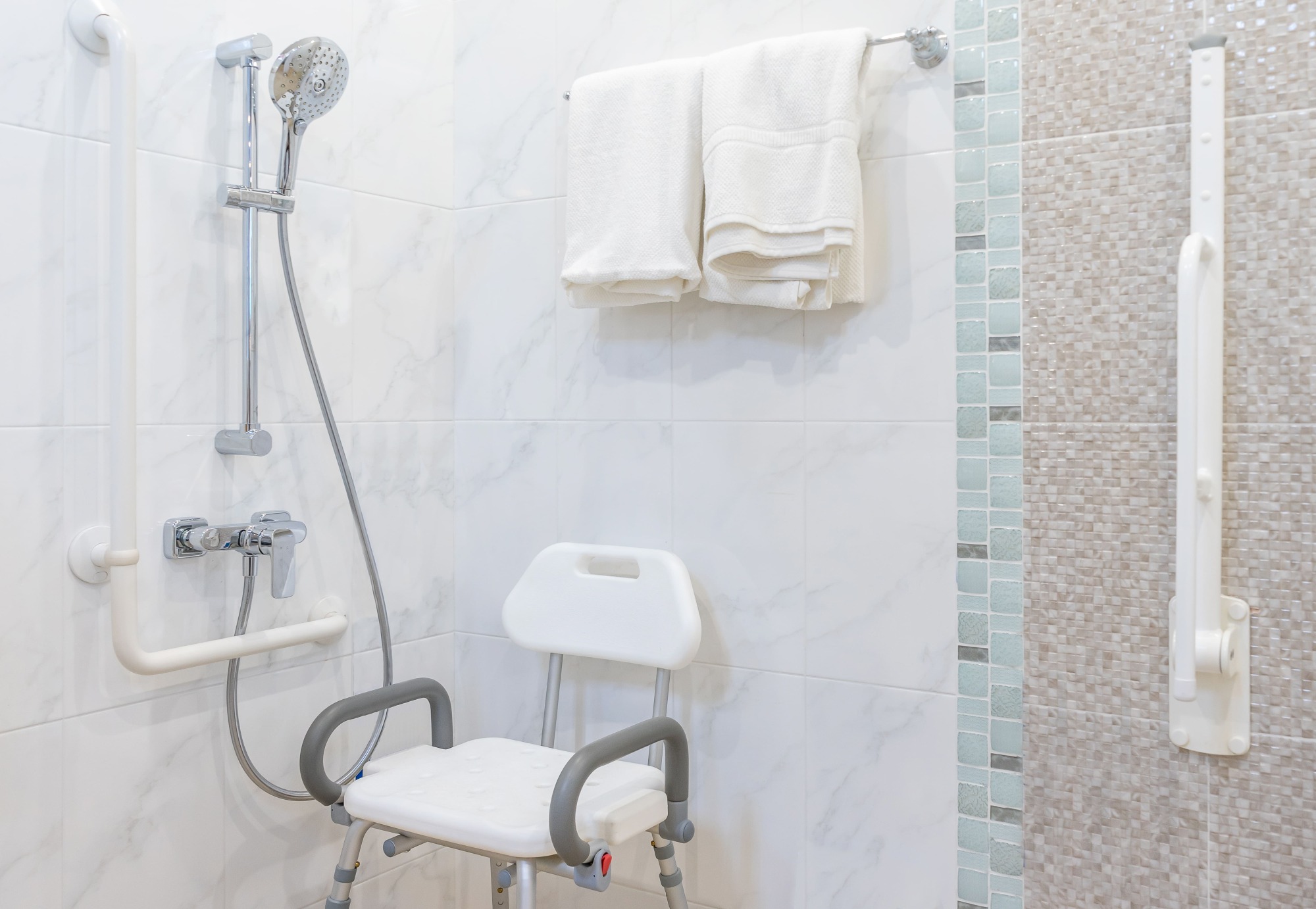 Installation d'une cabine de douche adaptée séniors