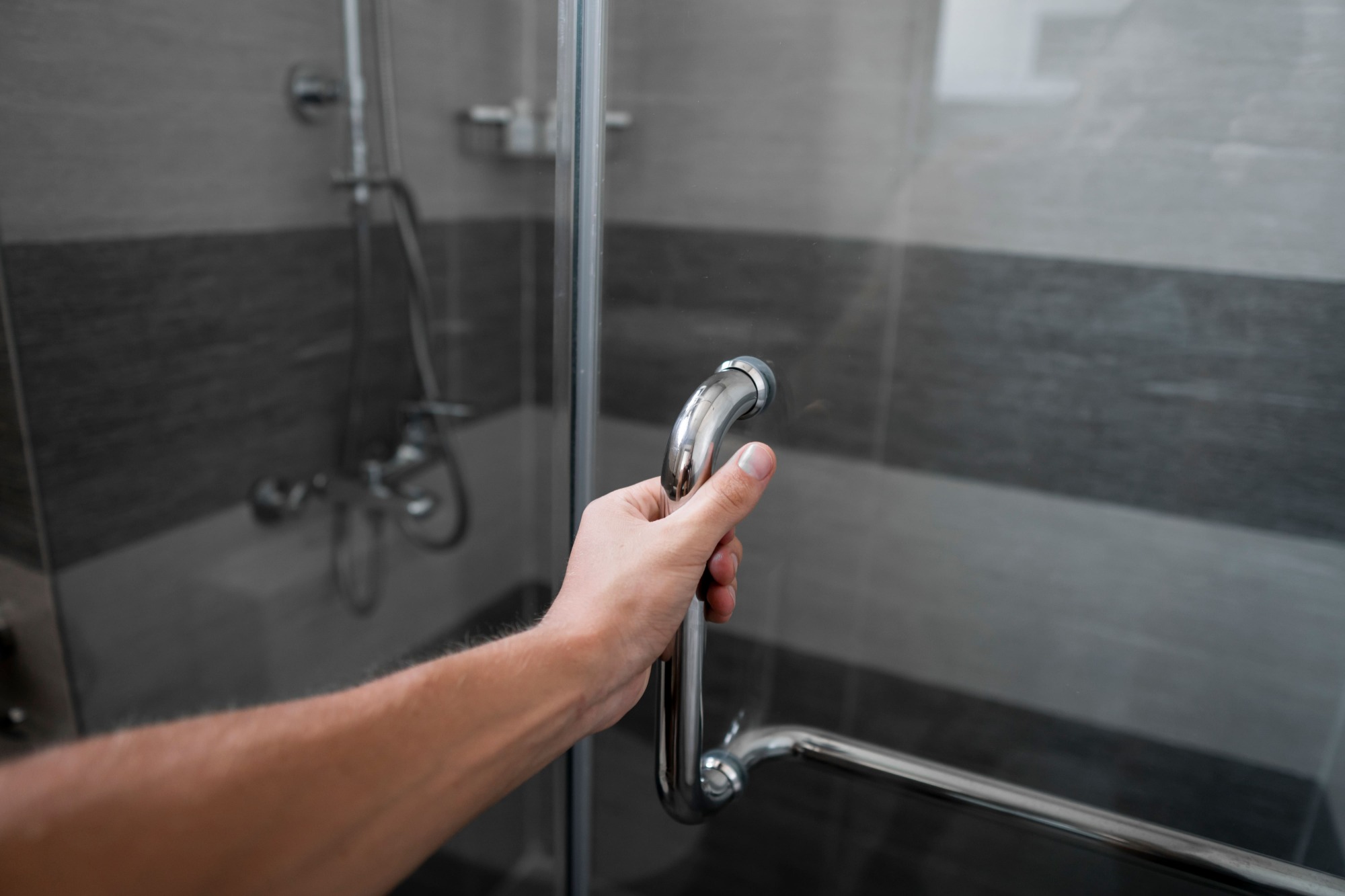 Installation d'une porte de douche Novellini