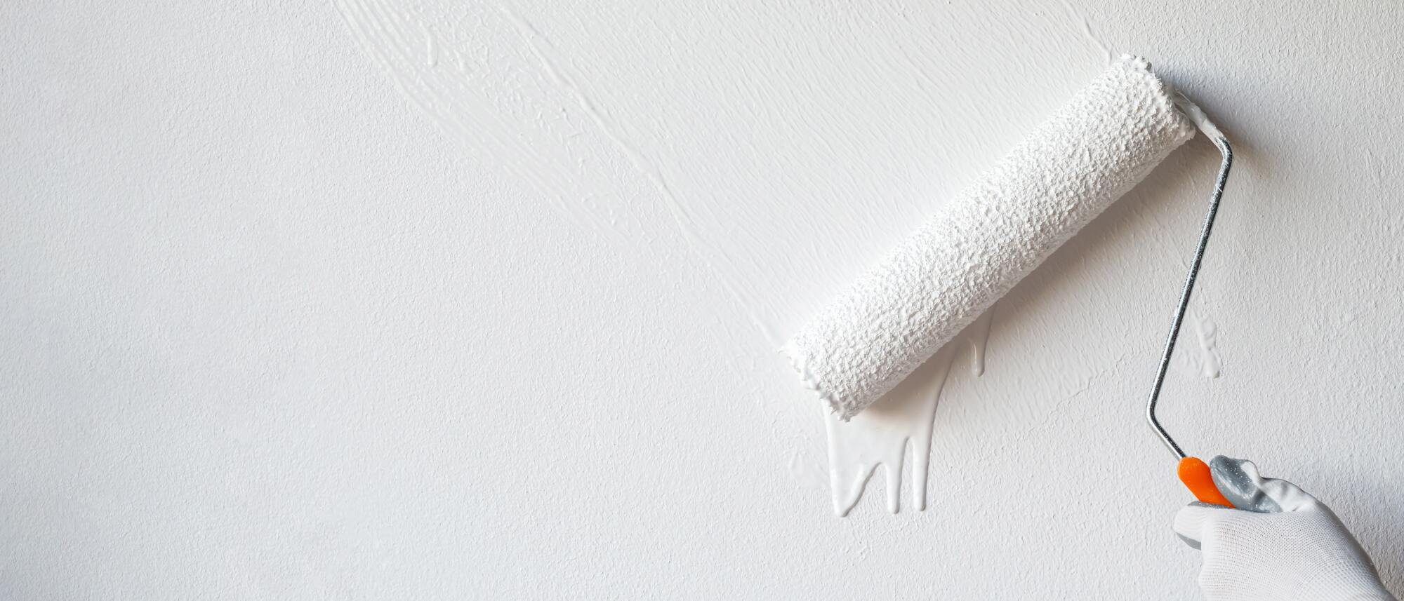 Pose de peinture blanche