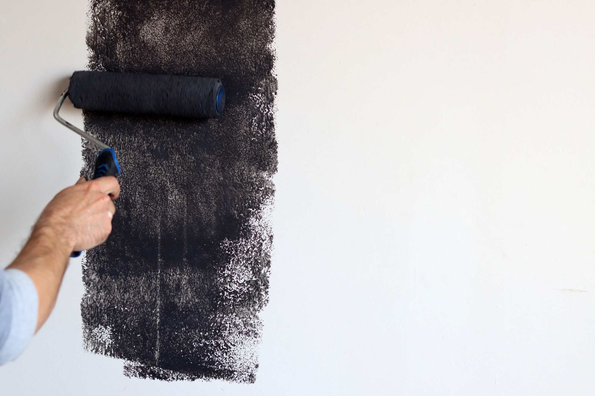 Pose de peinture noire