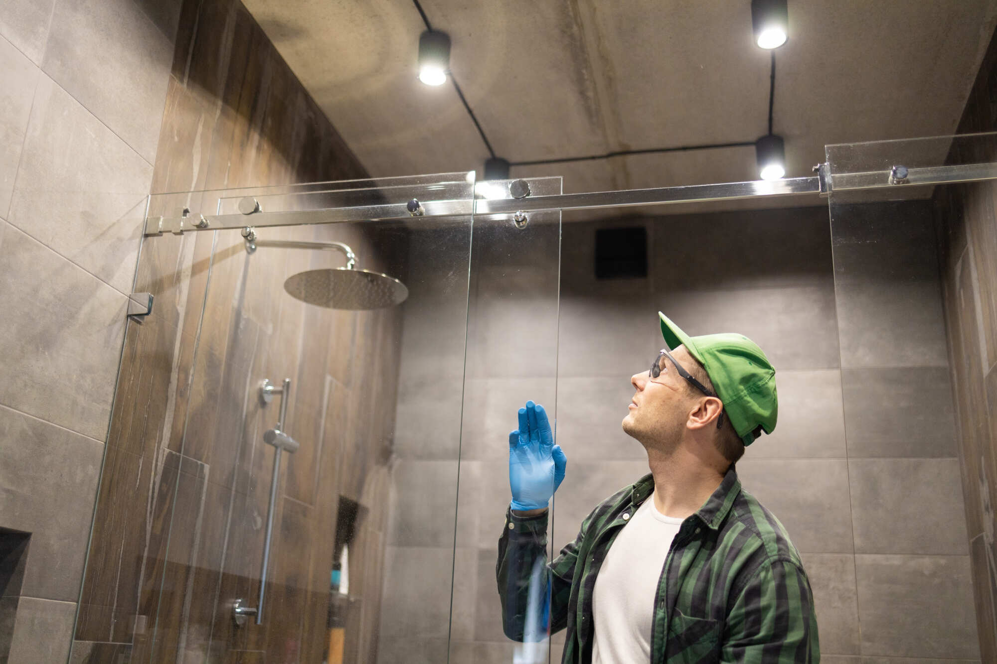 Pose d'une paroi de douche coulissante