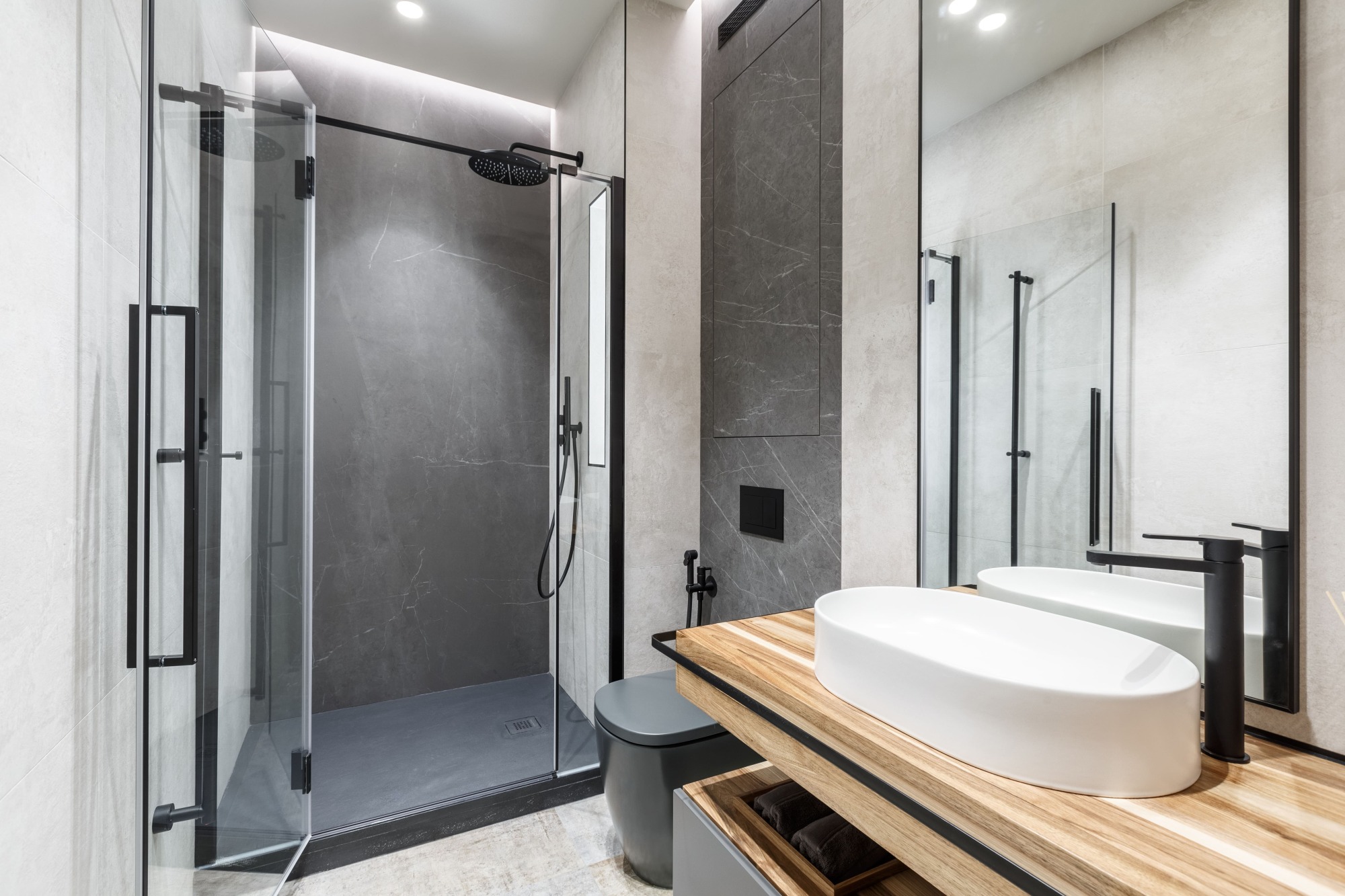 Pose d'une porte de douche battante