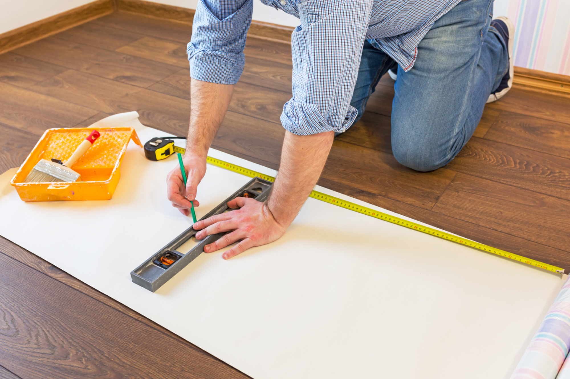 Pose de papier peint d'une maison neuve
