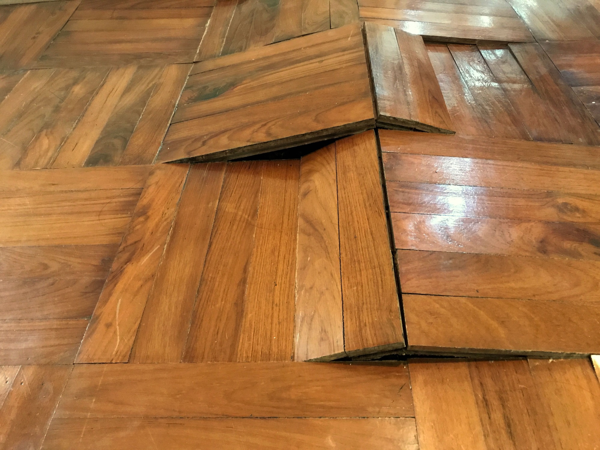 Réparation de parquet rétracté