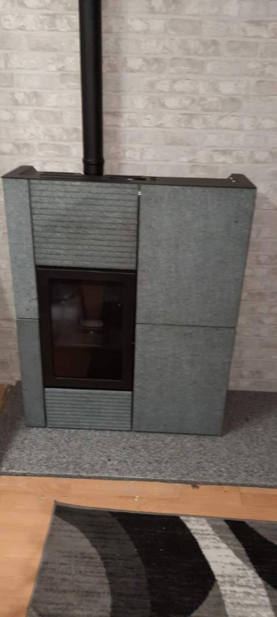 Façade de cheminée en granit gris foncé