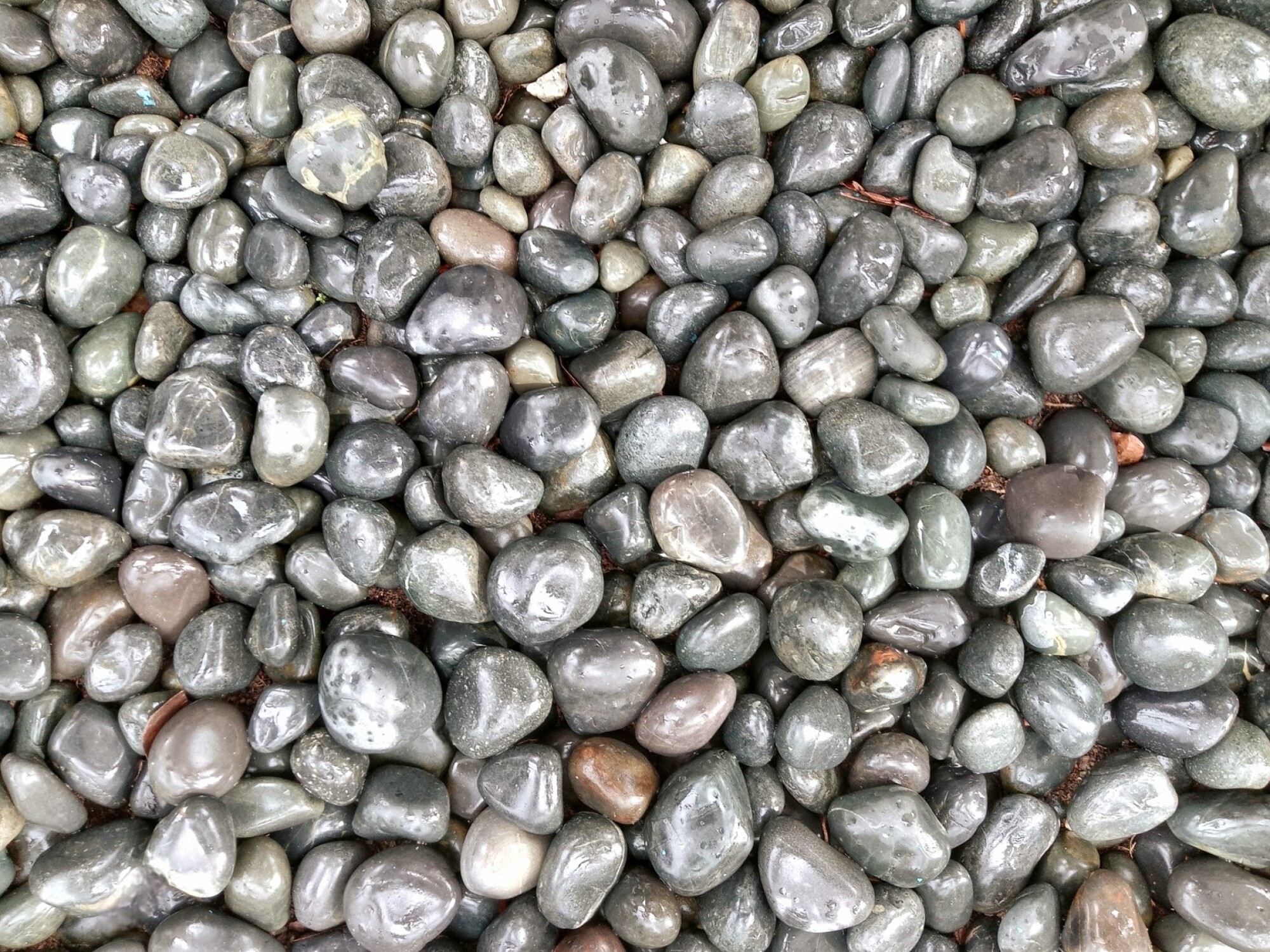 Livraison & pose de galet au sol en extérieur