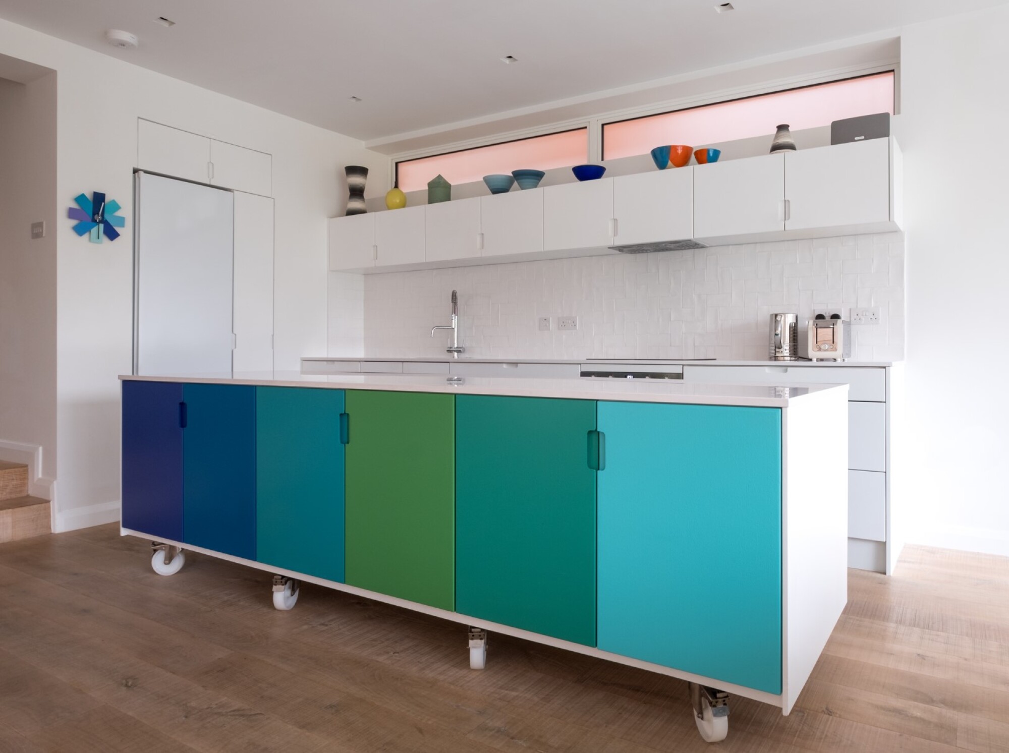 Installation de roulettes sous meubles