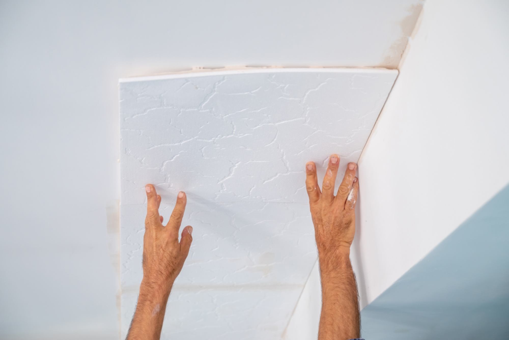 Pose de dalles de plafond