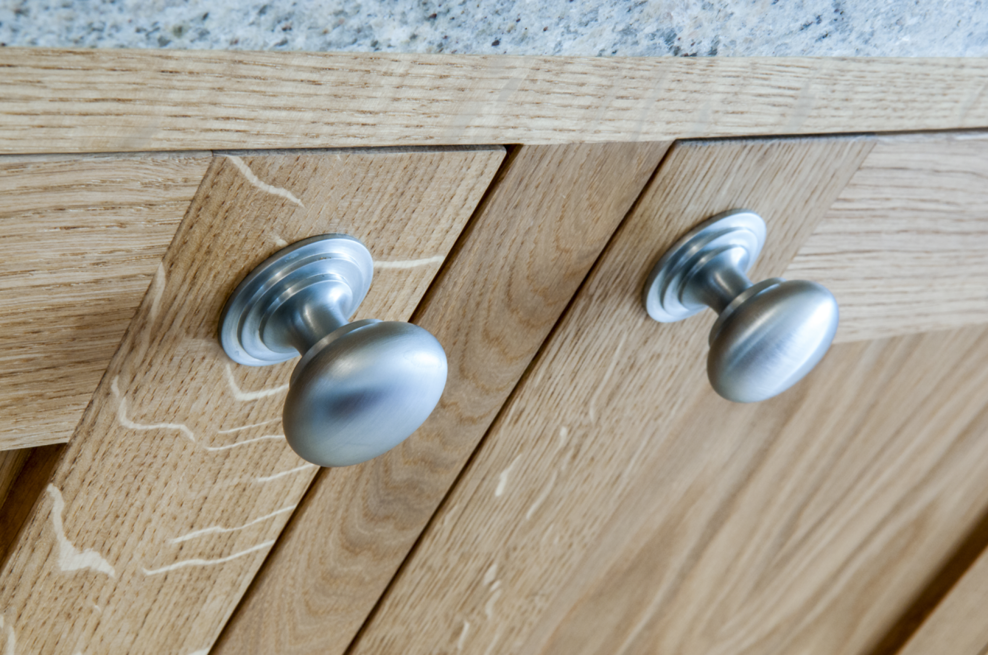 Installation de boutons pour portes d'armoire