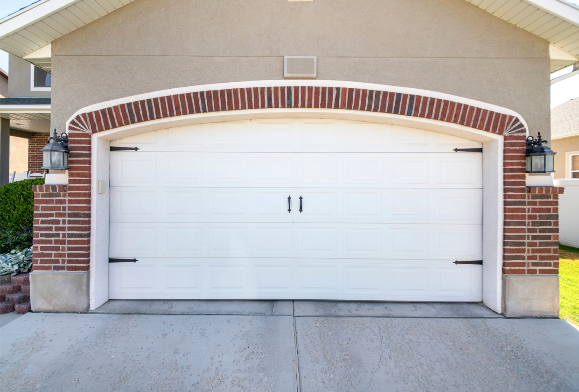 Installation de poignées pour porte de garage.