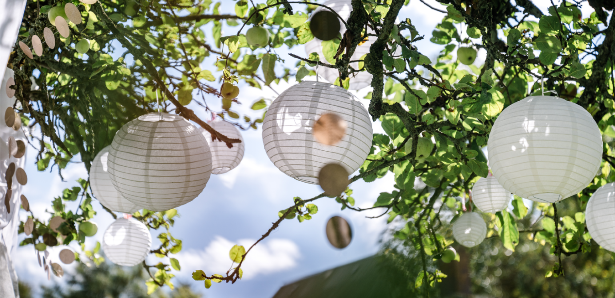Installation de lanternes de jardin