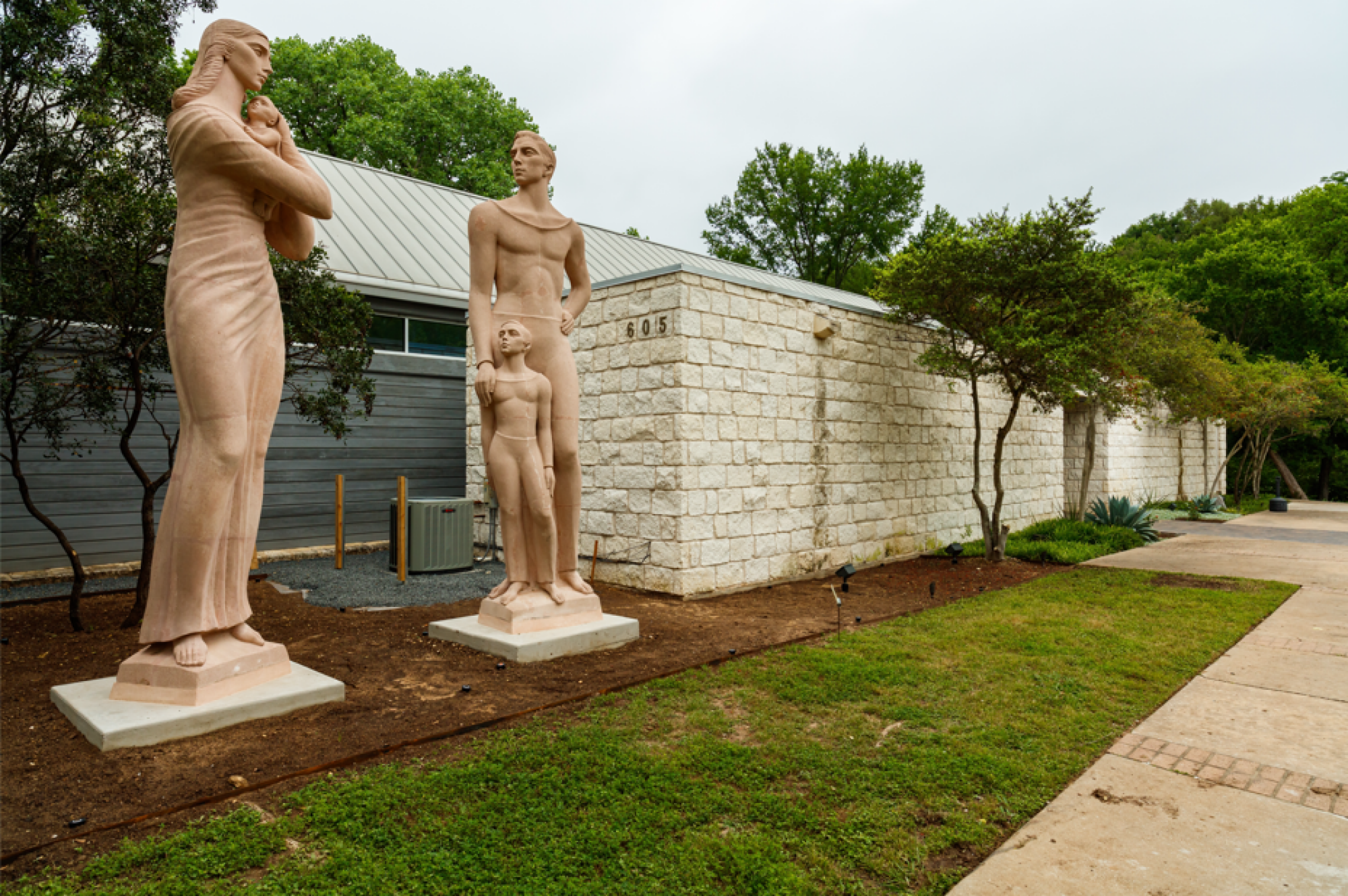Mise en place de sculptures de jardin