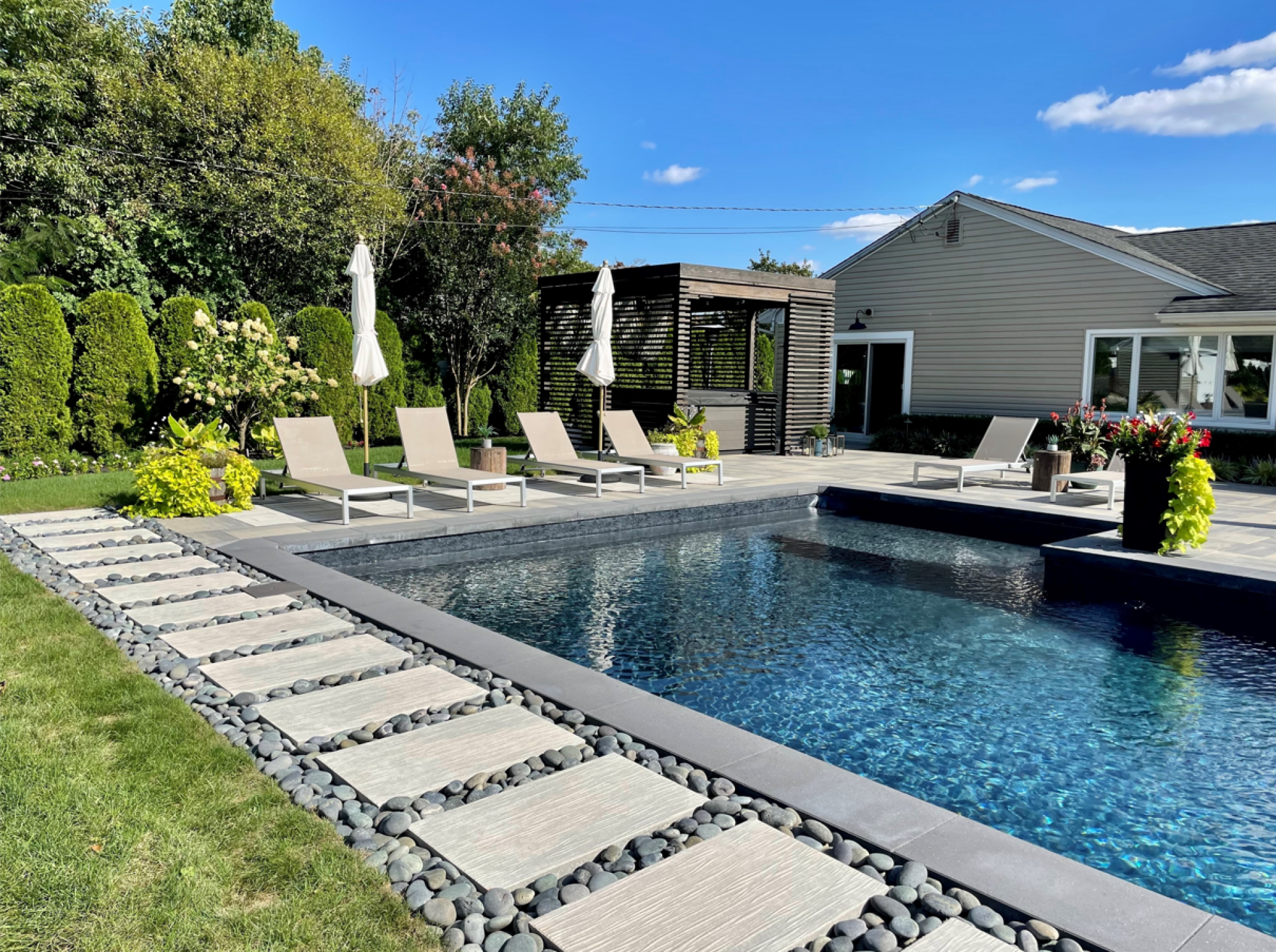 Aménagements autour de la piscine