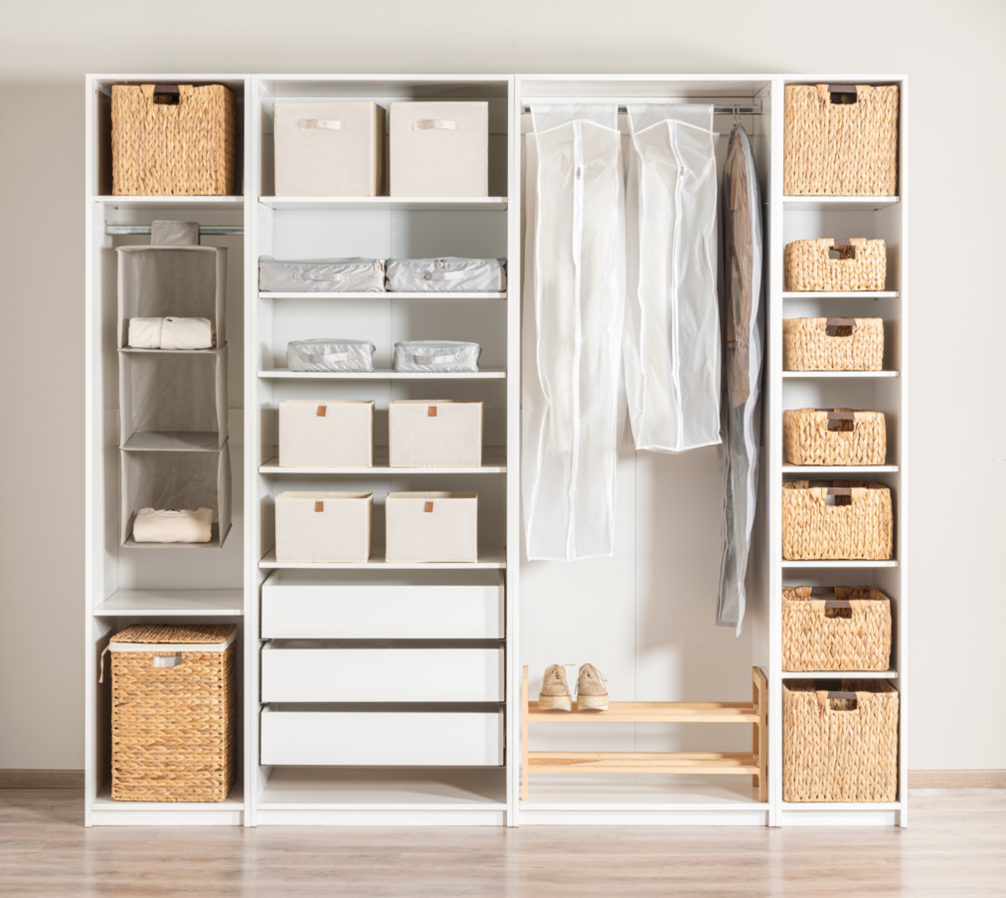 Armoire à tiroirs en bois massif