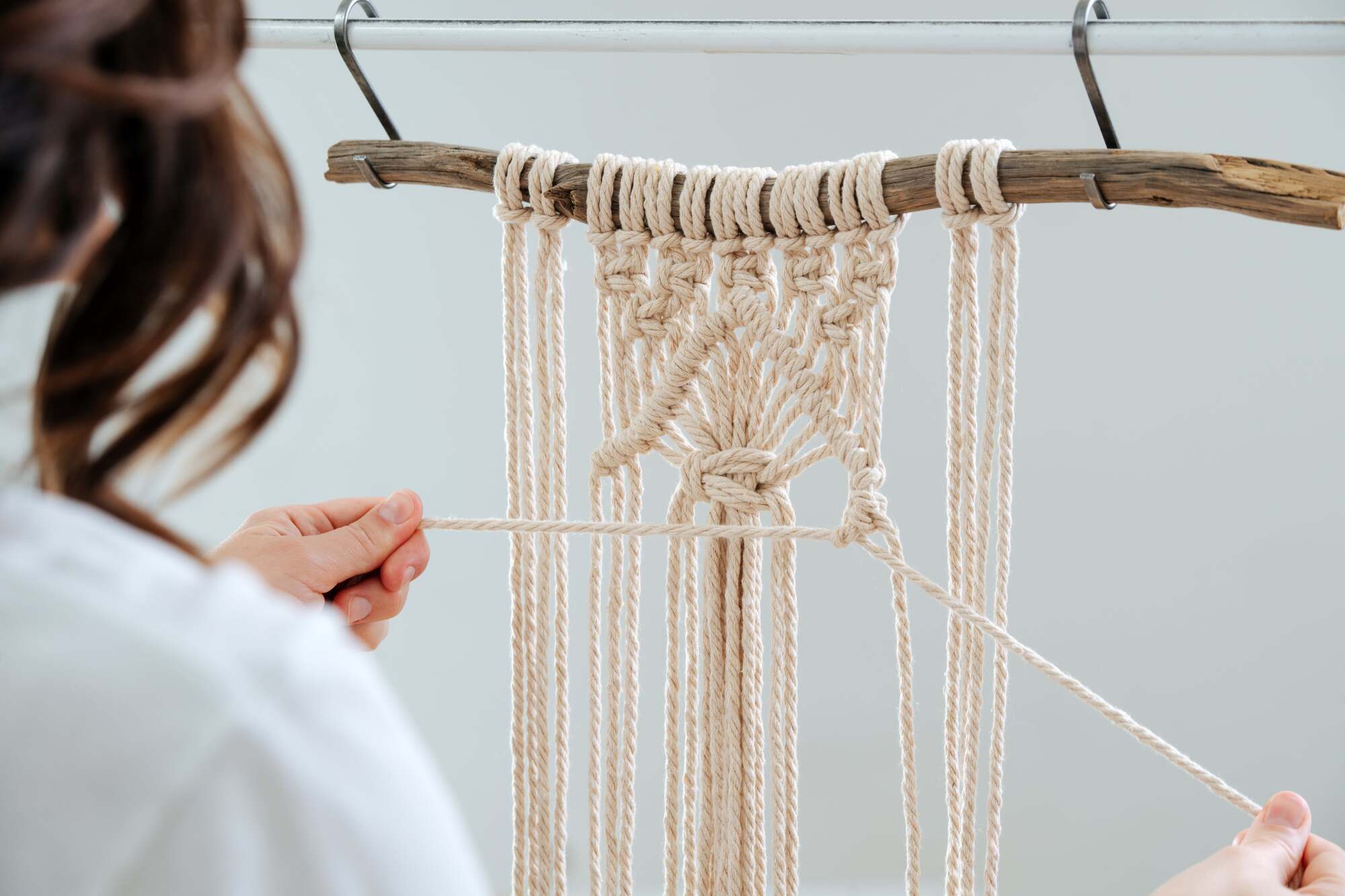 Création de décoration murale en macramé