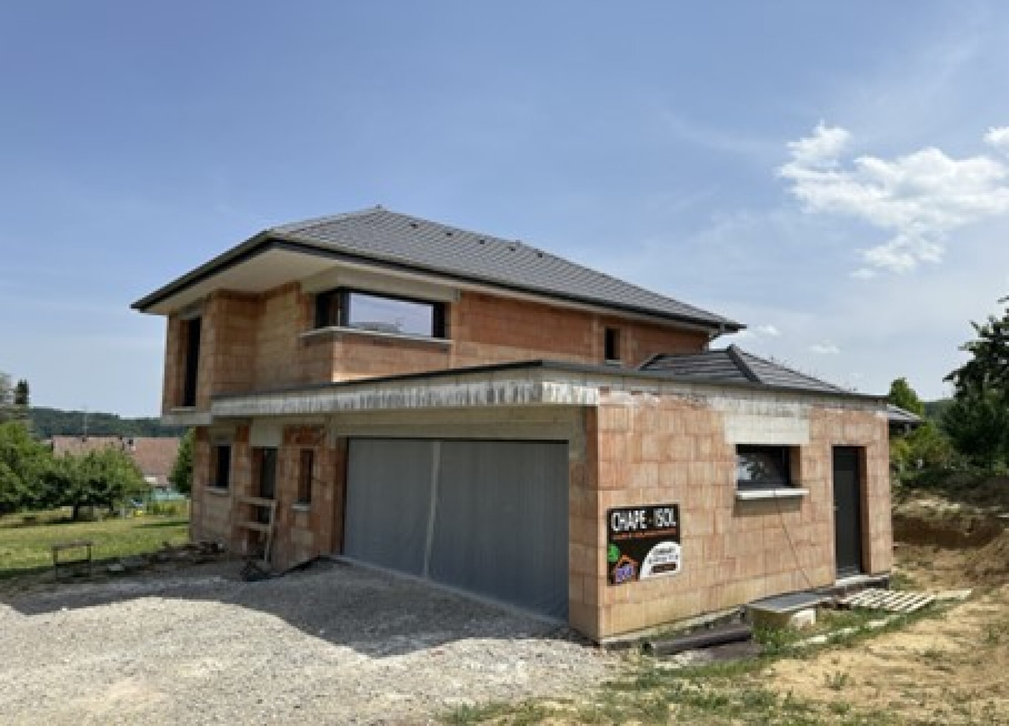 Maison avec débord