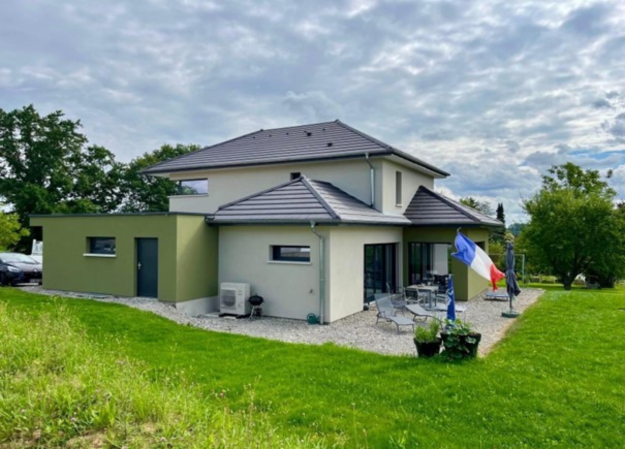 Maison avec débord