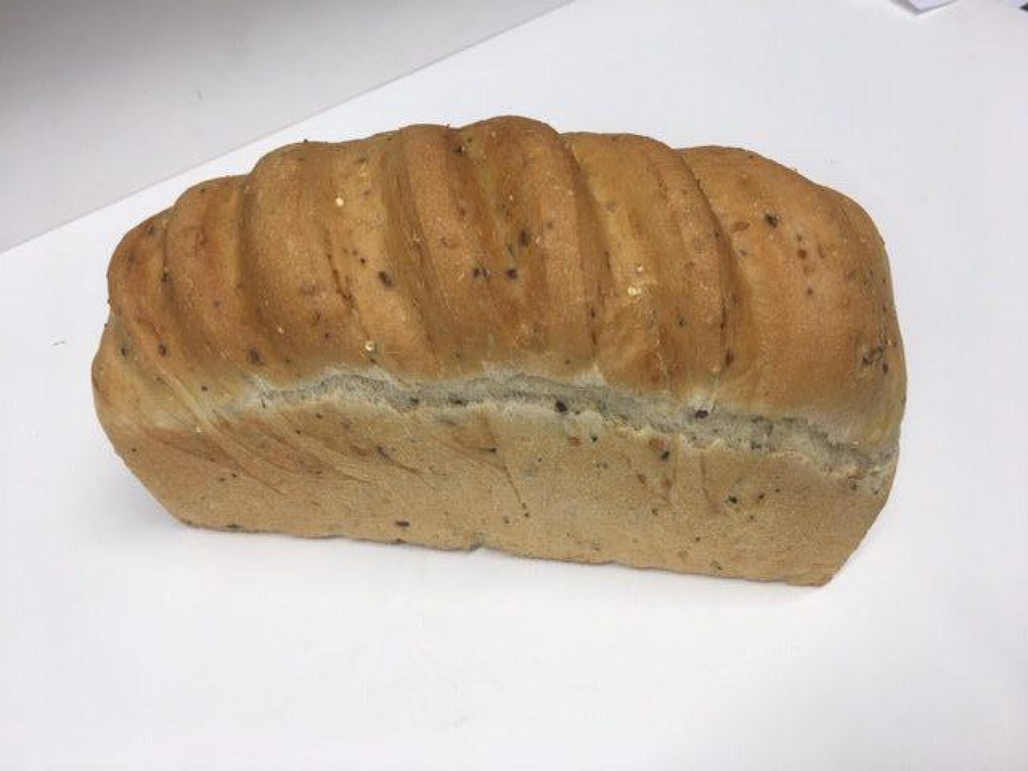 Pain de mie tranché aux graines fait maison et sans conservateur